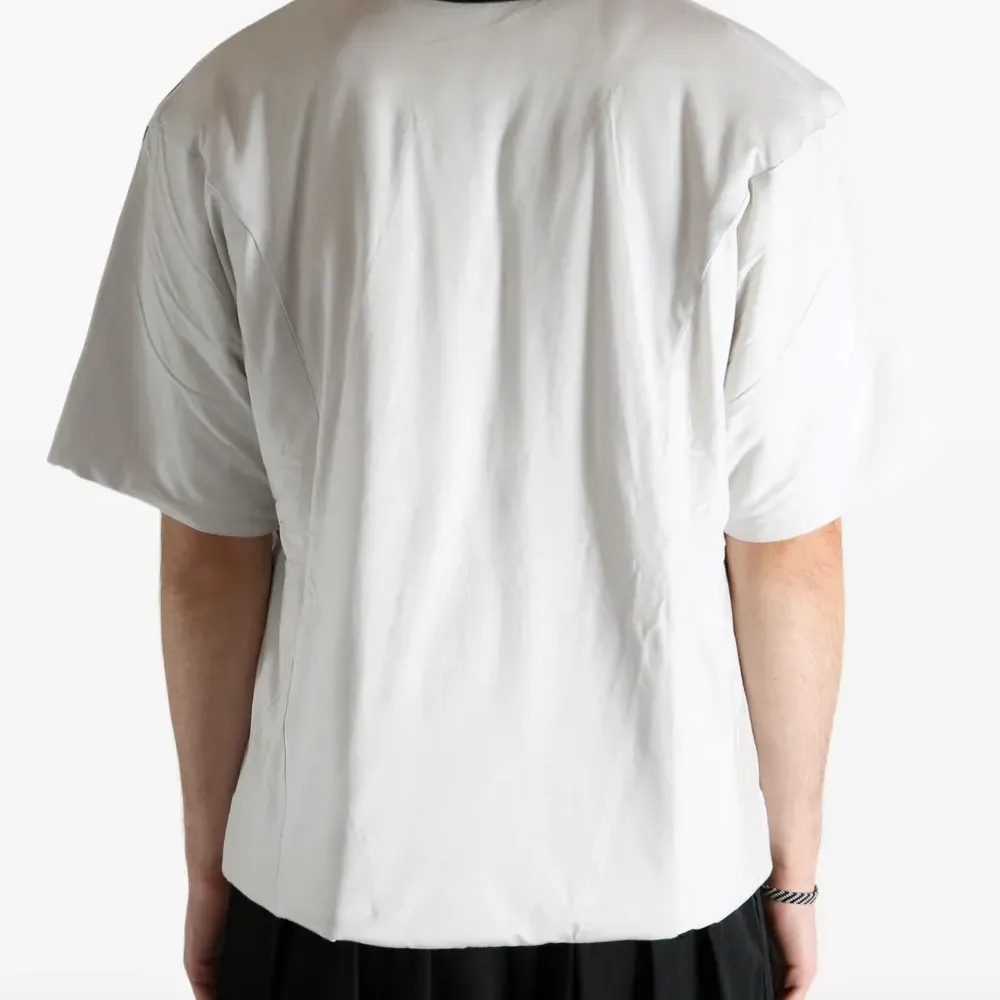 Футболка с подплечниками