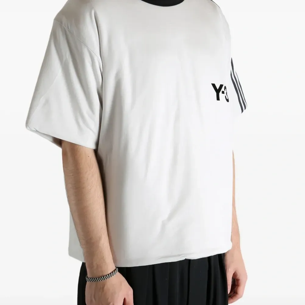 Футболка с подплечниками