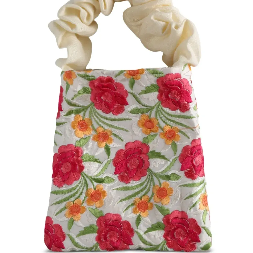 Сумка-тоут с цветочной вышивкой