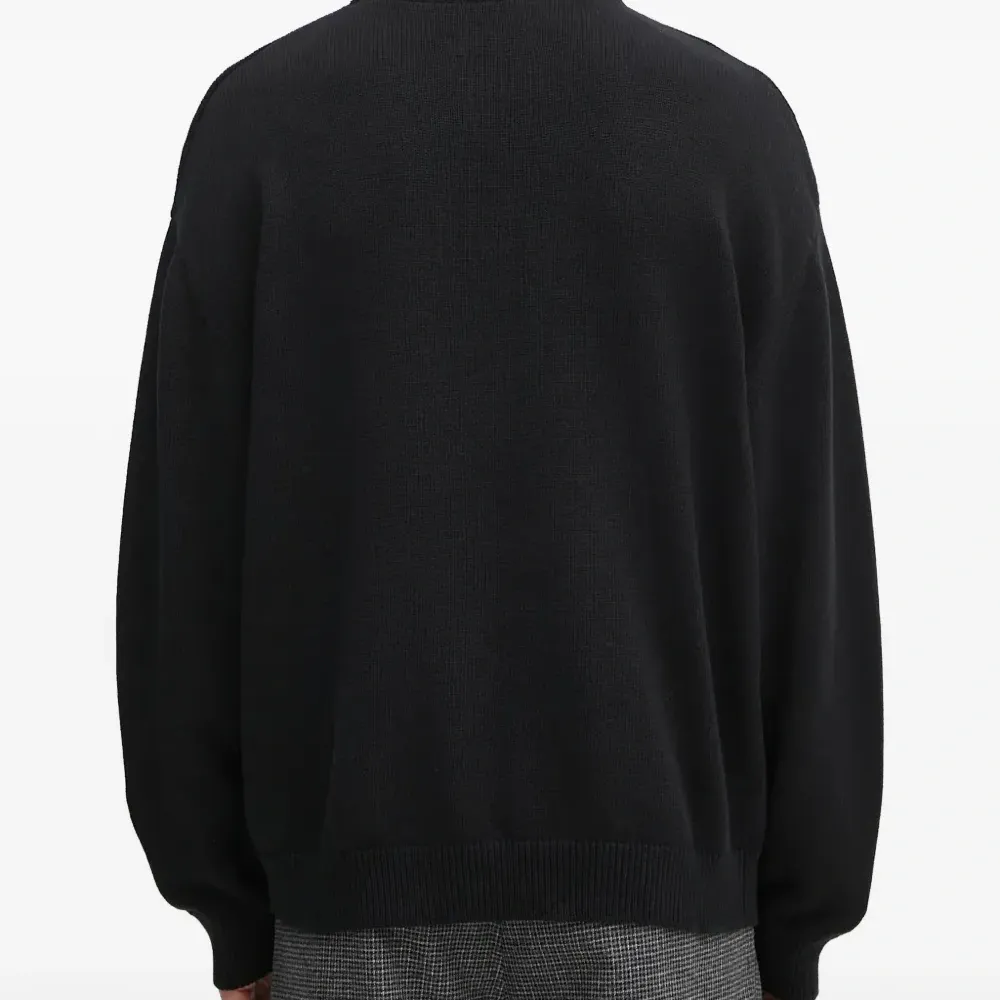 Графический свитер с круглым вырезом