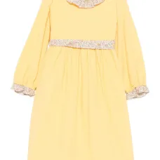 Платье с оборками и цветочной отделкой