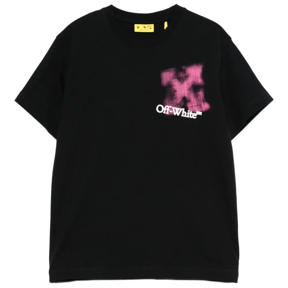 Футболка с принтом в виде стрелы, выполненным в технике распыления краски