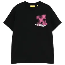 Футболка с принтом в виде стрелы, выполненным в технике распыления краски