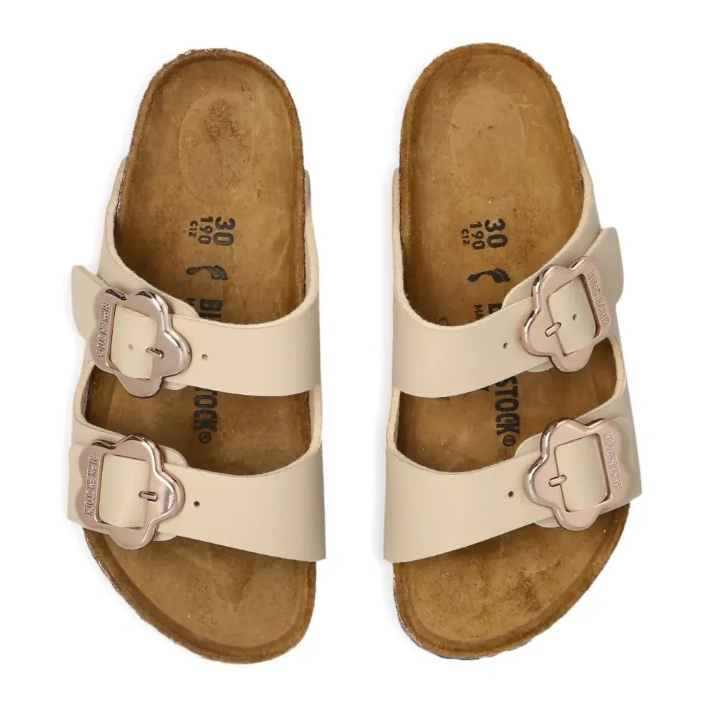 Босоножки с пряжкой-цветком