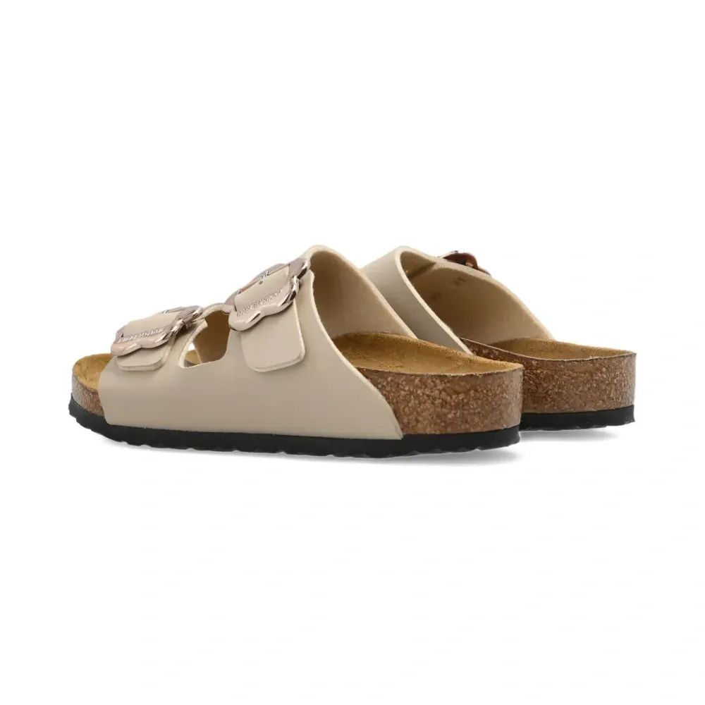 Босоножки с пряжкой-цветком