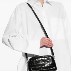 Сумка через плечо с эффектом крокодиловой кожи