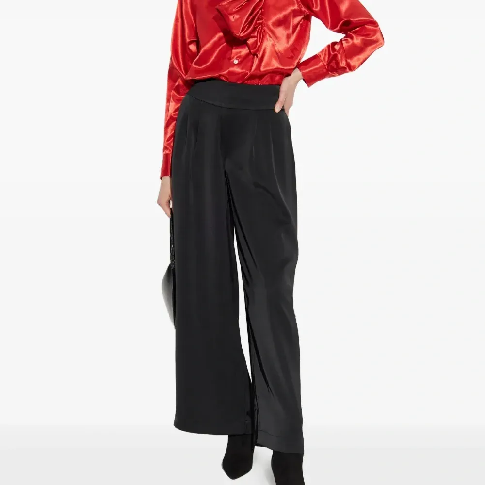 Блузка с бантом