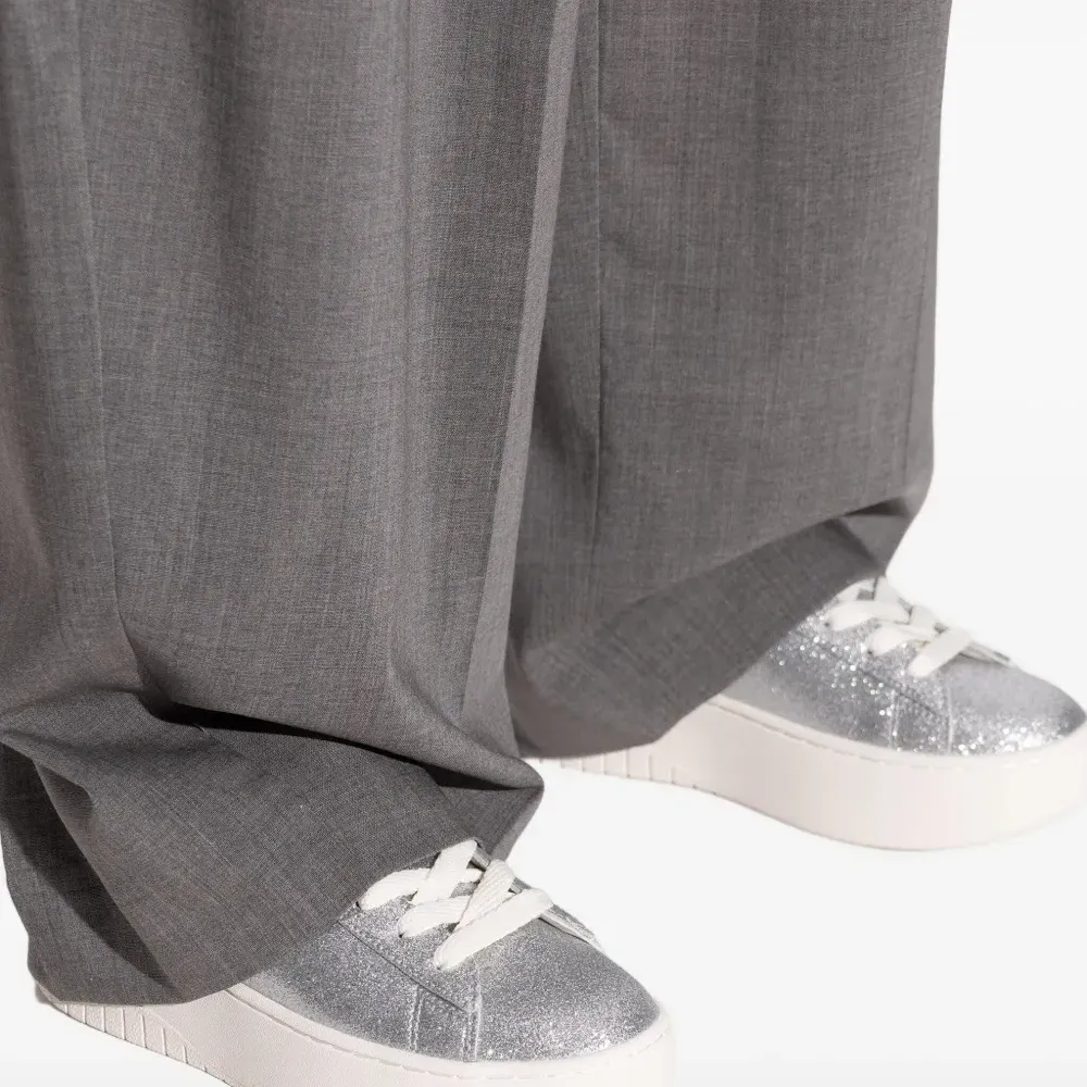 Кроссовки с логотипом и блестящим декором