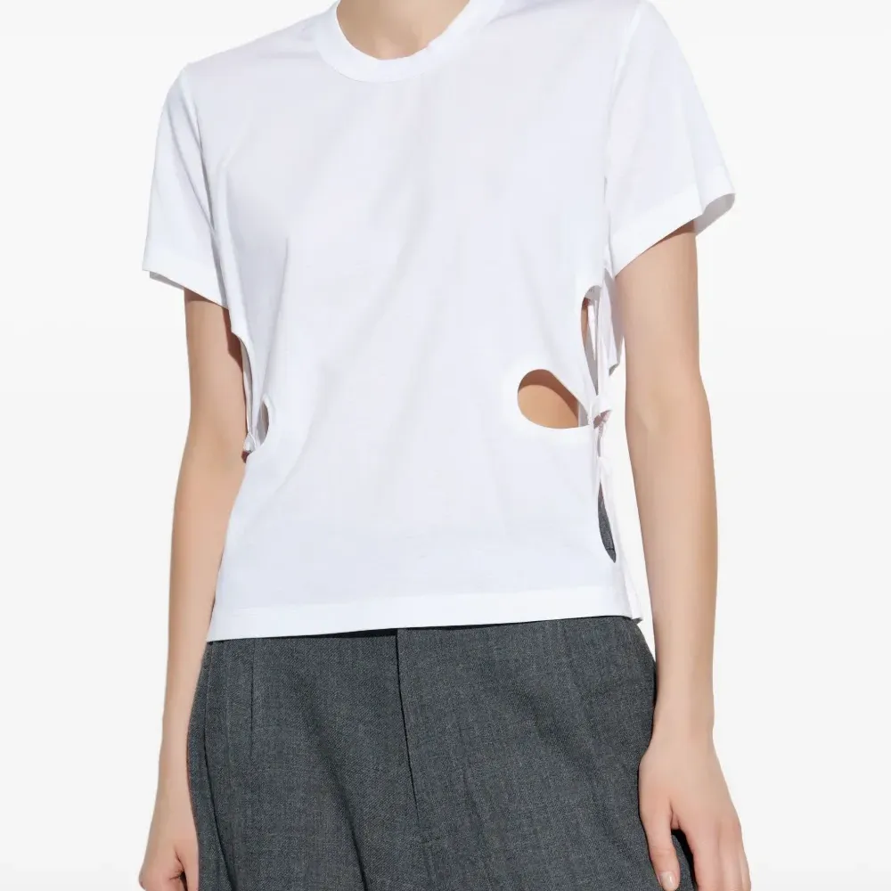 Футболка с цветочными вырезами