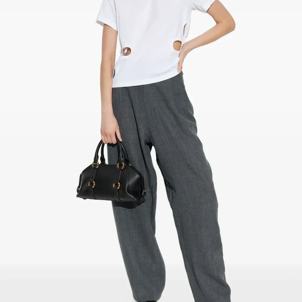 Футболка с цветочными вырезами