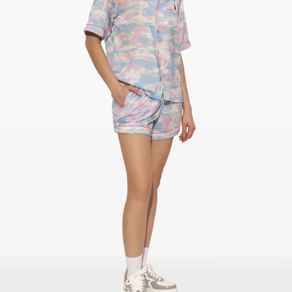 Кроссовки с вставками в виде звёзд