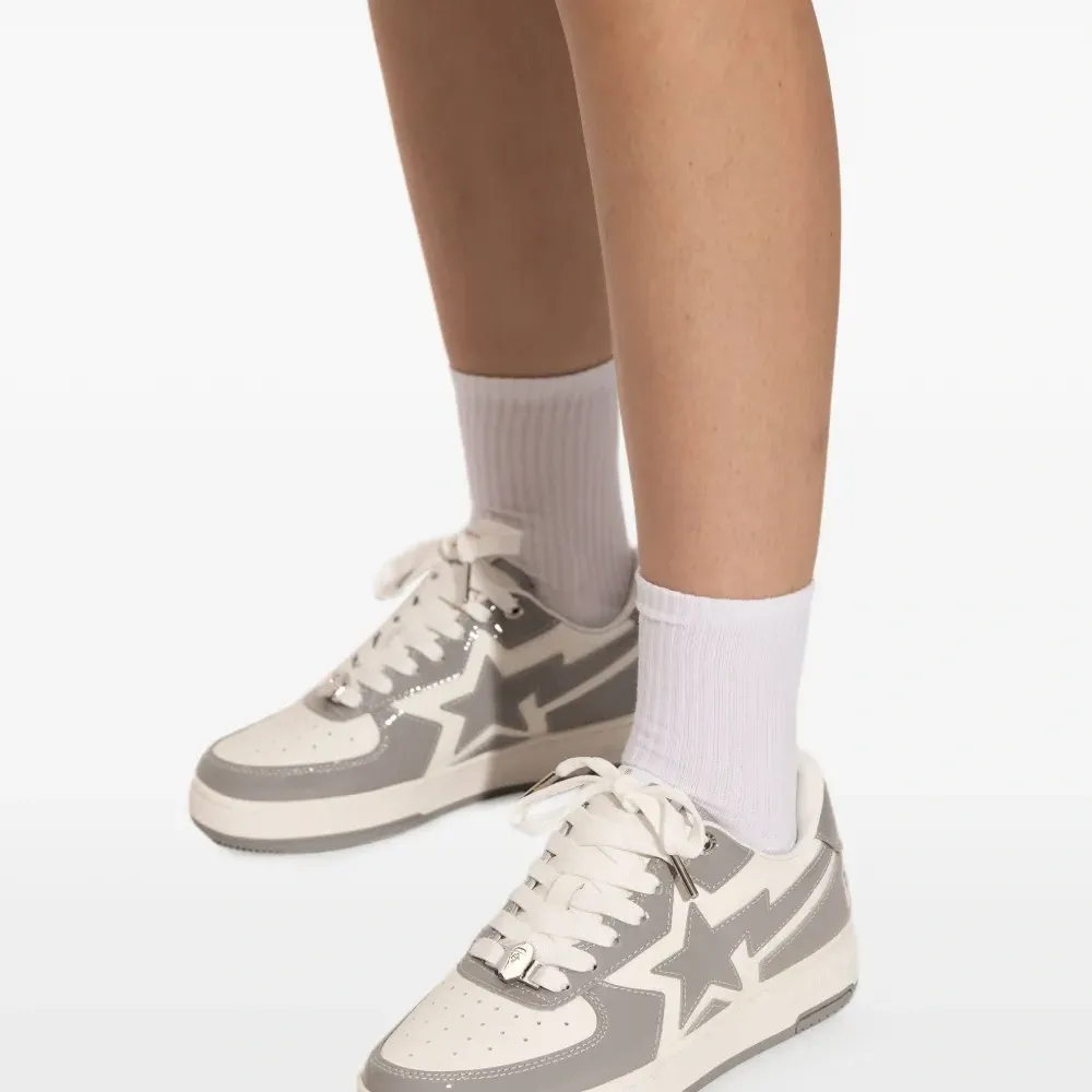 Кроссовки с вставками в виде звёзд