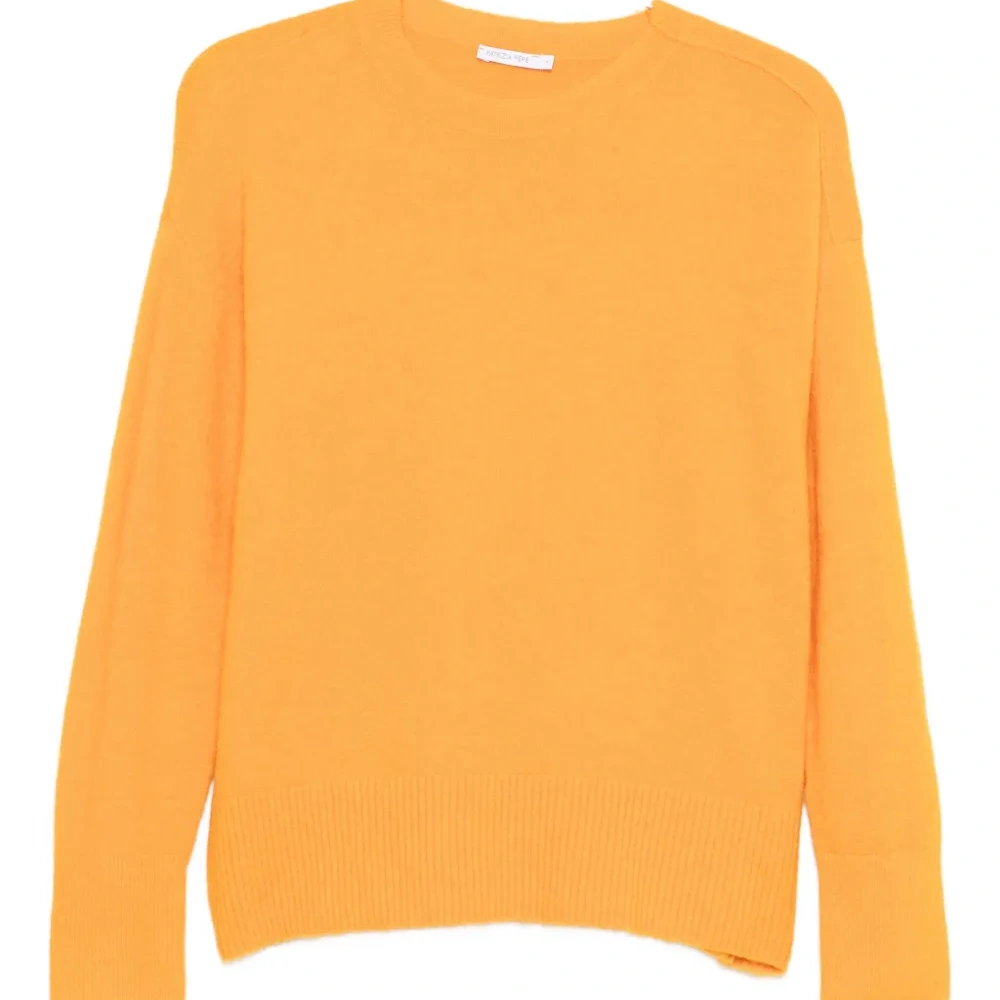 Свитер с круглым вырезом