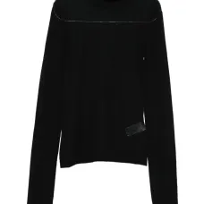 Вязаный топ с воротником-гольф