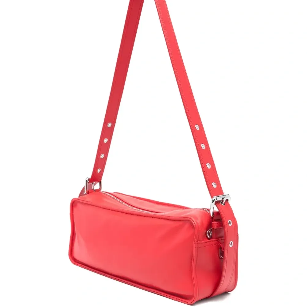 Сумка на плечо с тисненым логотипом Сумка на плечо с тисненым логотипом