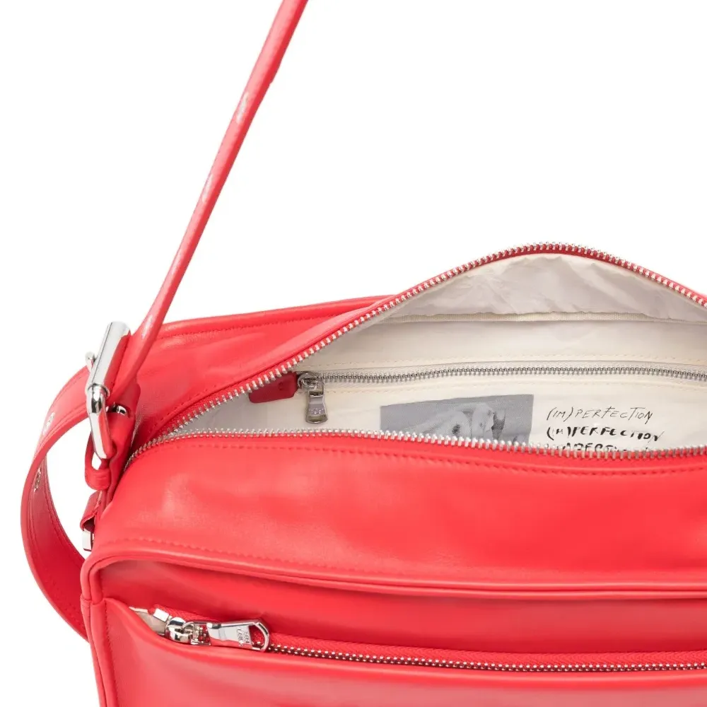 Сумка на плечо с тисненым логотипом Сумка на плечо с тисненым логотипом