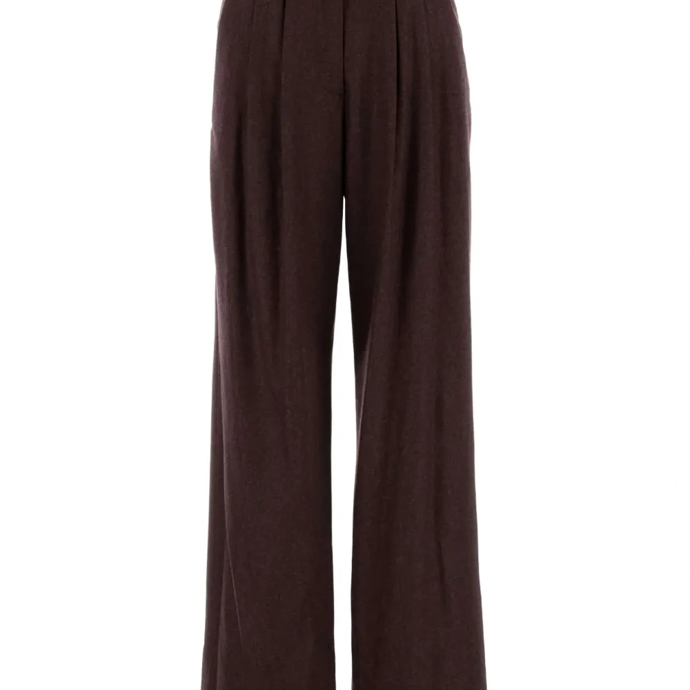 Брюки с карманами и складками