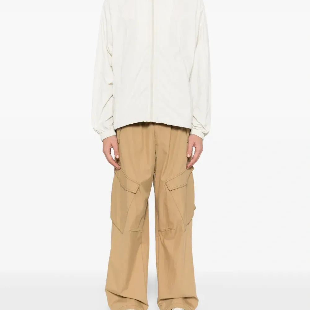 Куртка с вышитым логотипом