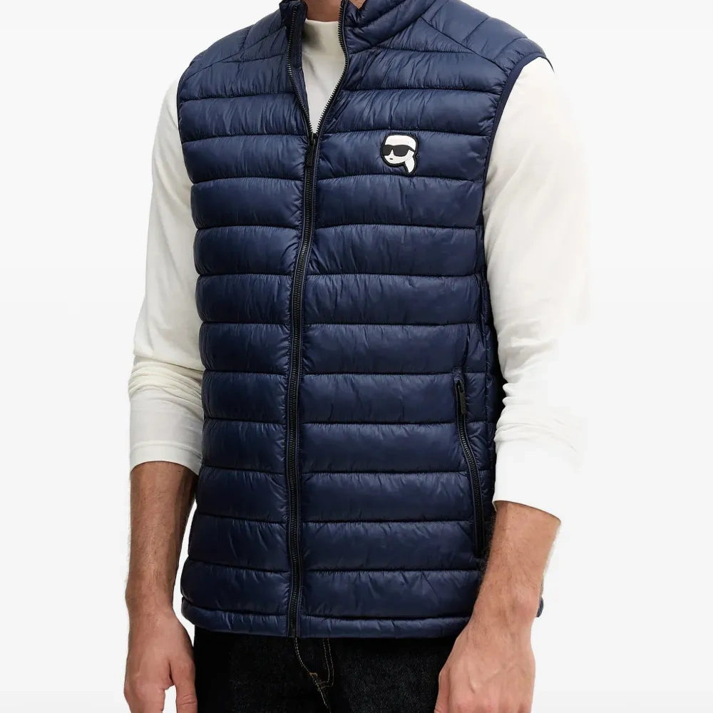 Жилет на молнии с нашивкой-логотипом