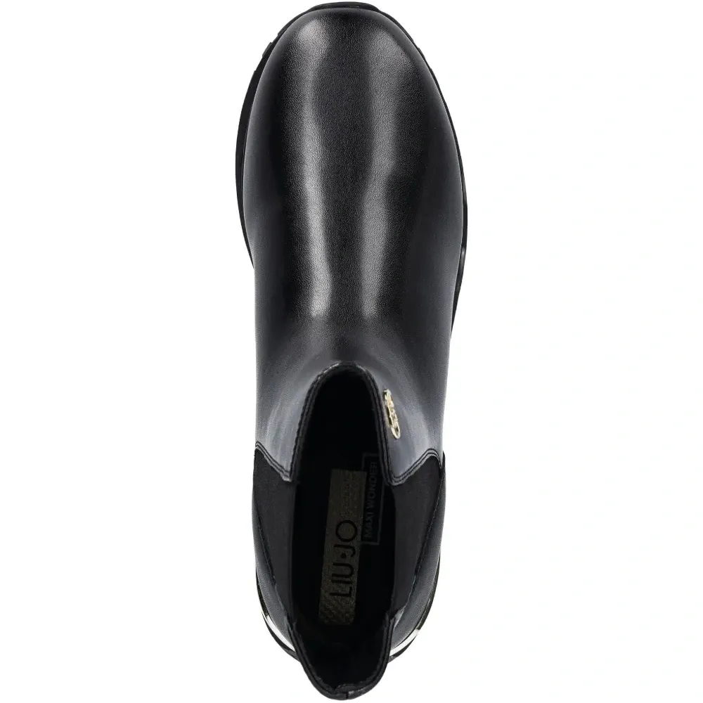 Челси на платформе с логотипом Челси на платформе с логотипом