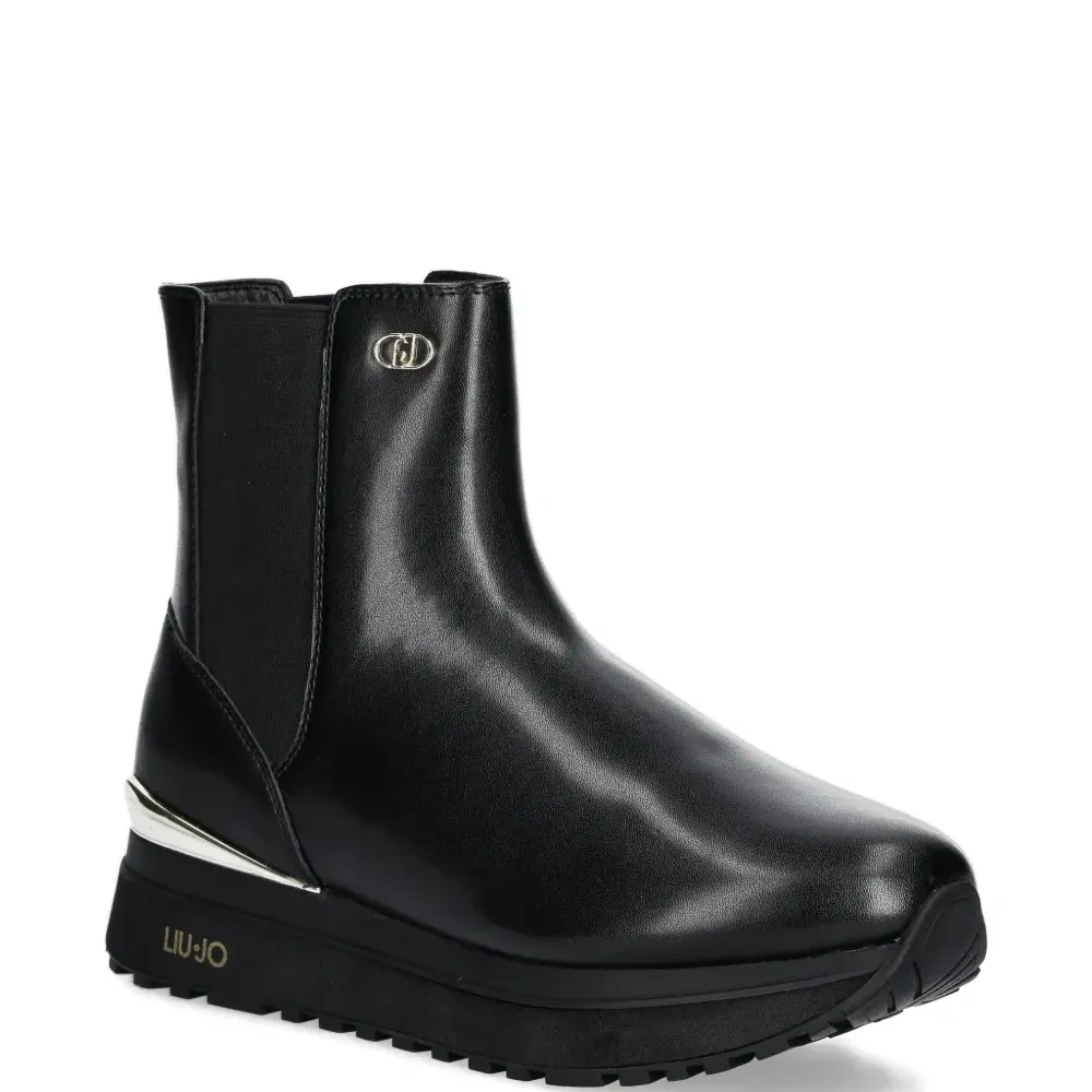 Челси на платформе с логотипом Челси на платформе с логотипом