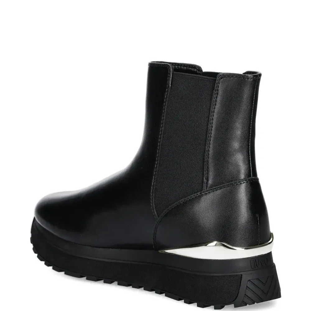 Челси на платформе с логотипом Челси на платформе с логотипом