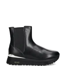 Челси на платформе с логотипом Челси на платформе с логотипом