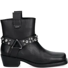 Ботинки с заклепками