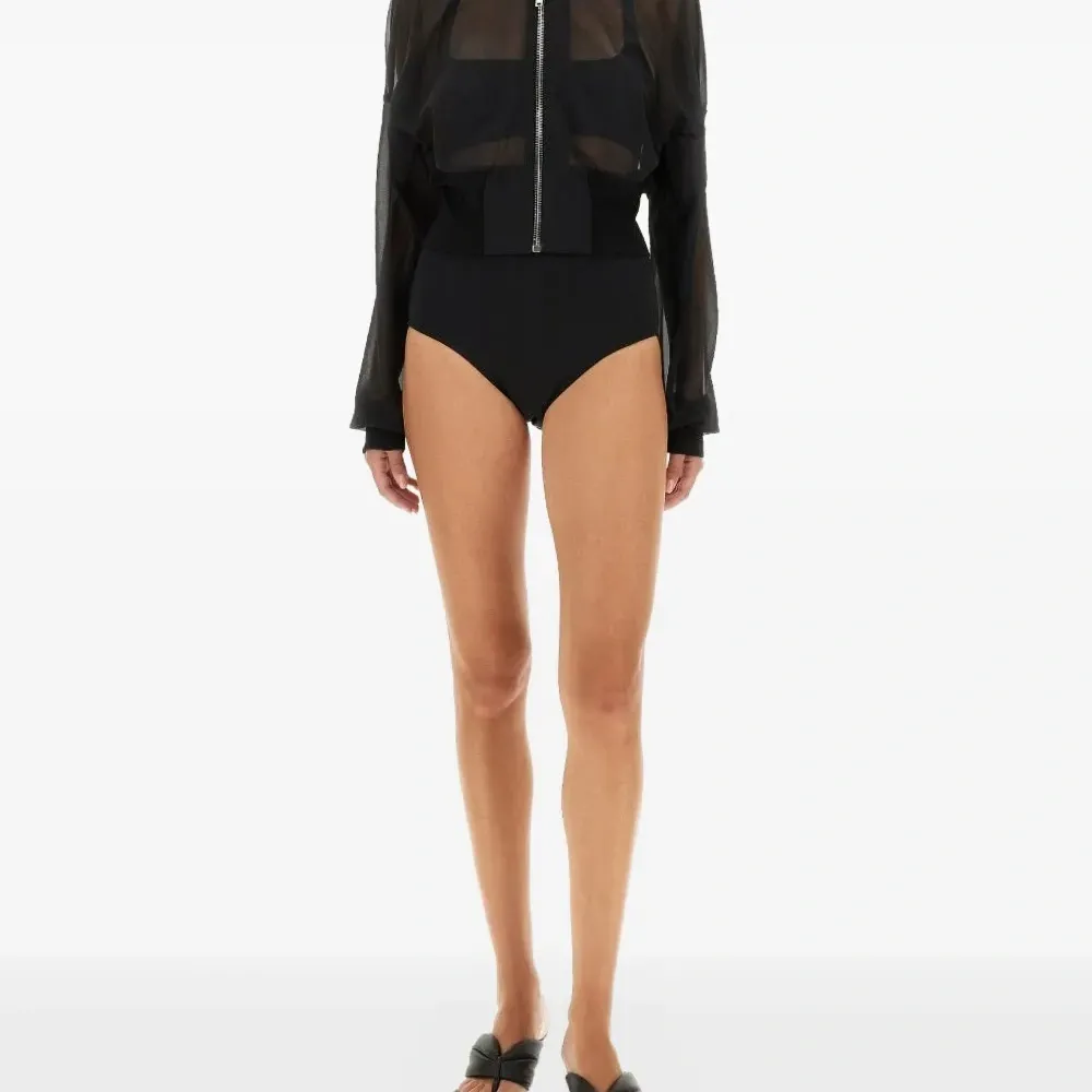 Короткие шорты с завышенной талией