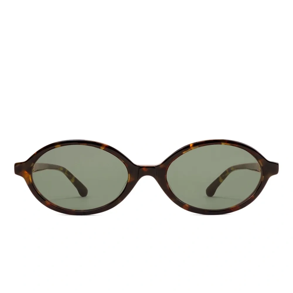 Солнцезащитные очки в овальной оправе