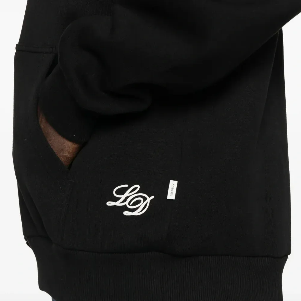 Худи с карманом-муфтой и вышитым логотипом Худи с карманом-муфтой и вышитым логотипом