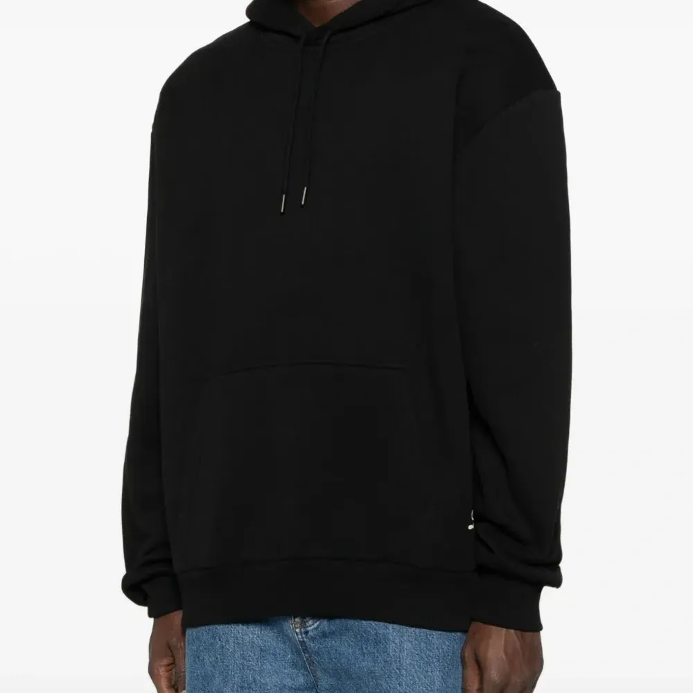 Худи с карманом-муфтой и вышитым логотипом Худи с карманом-муфтой и вышитым логотипом