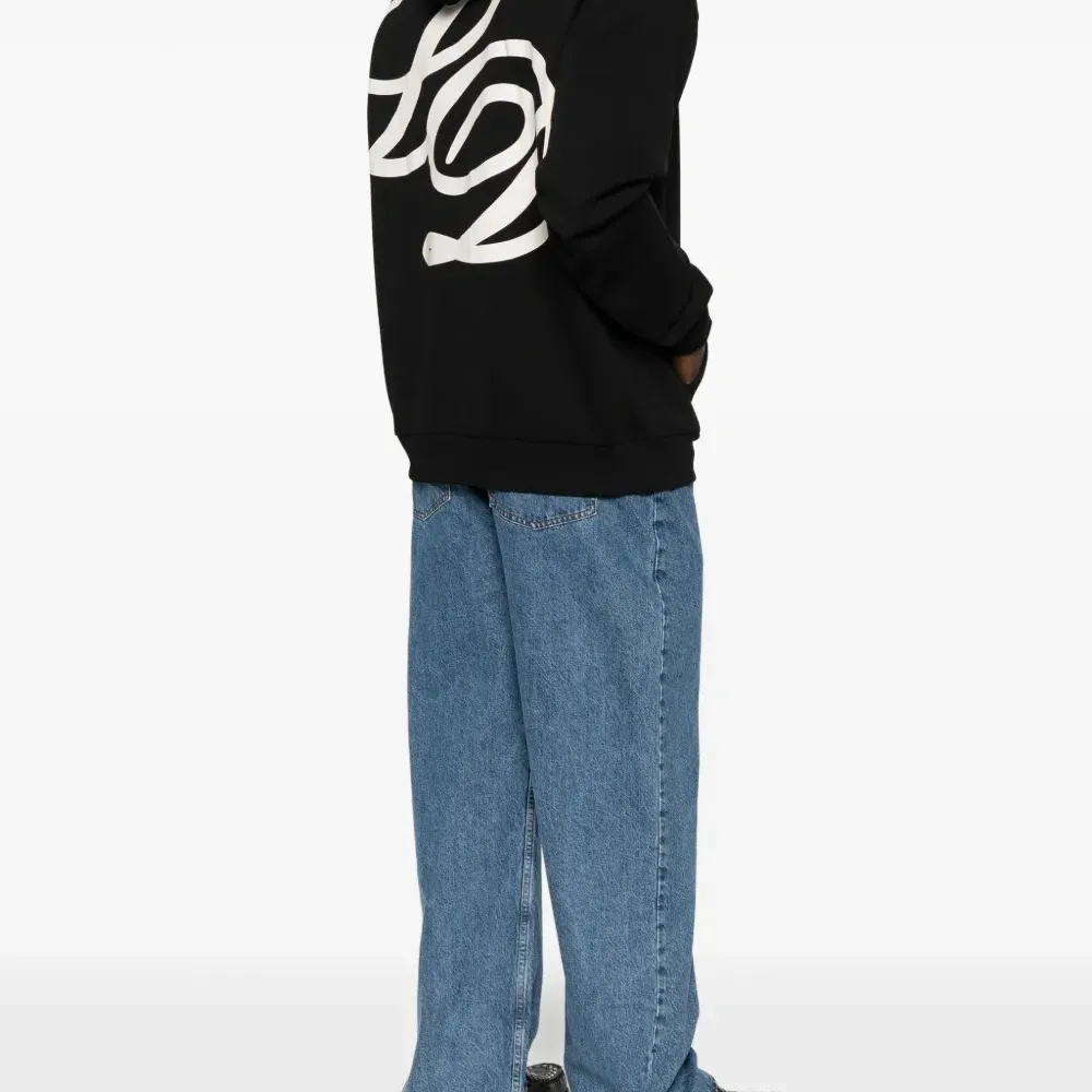 Худи с карманом-муфтой и вышитым логотипом Худи с карманом-муфтой и вышитым логотипом