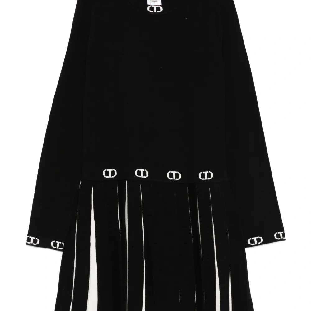 Платье с плиссированным подолом и логотипом