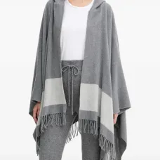 Пончо с капюшоном и бахромой по краю Пончо с капюшоном и бахромой по краю