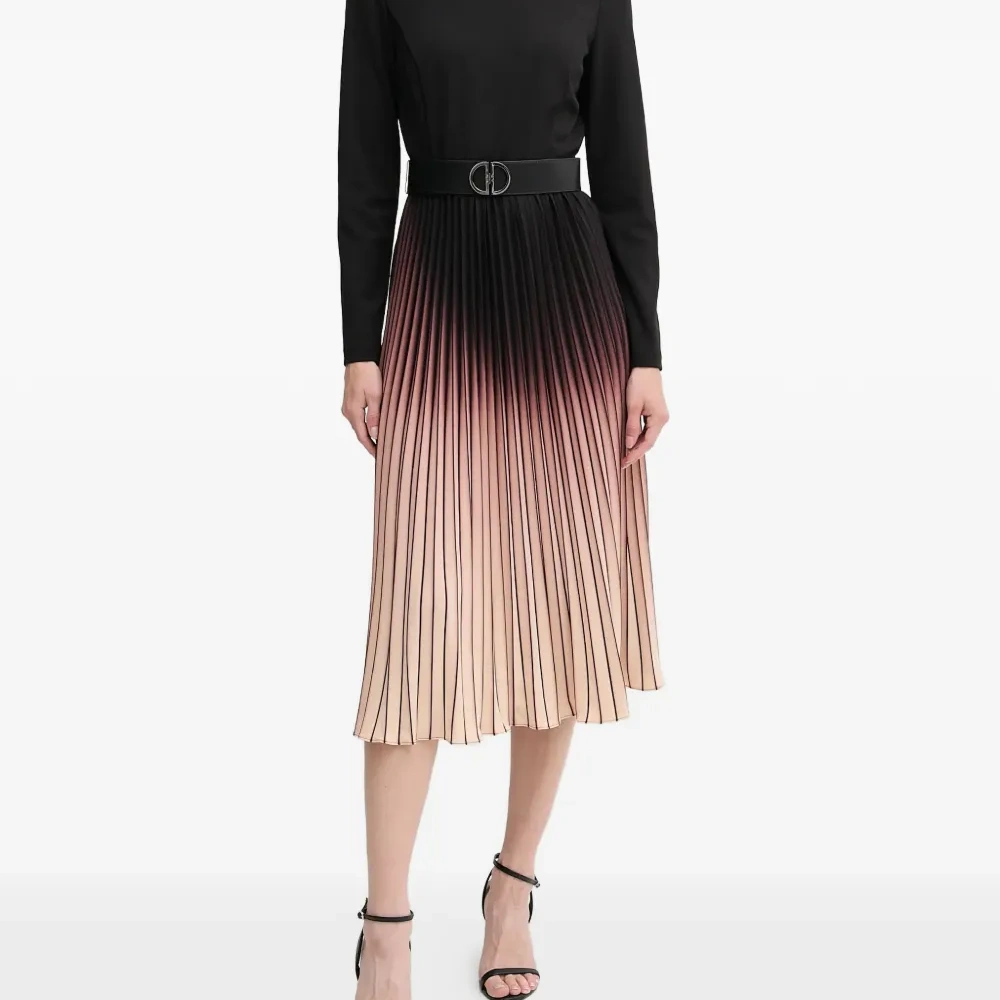 Плиссированное платье миди с поясом