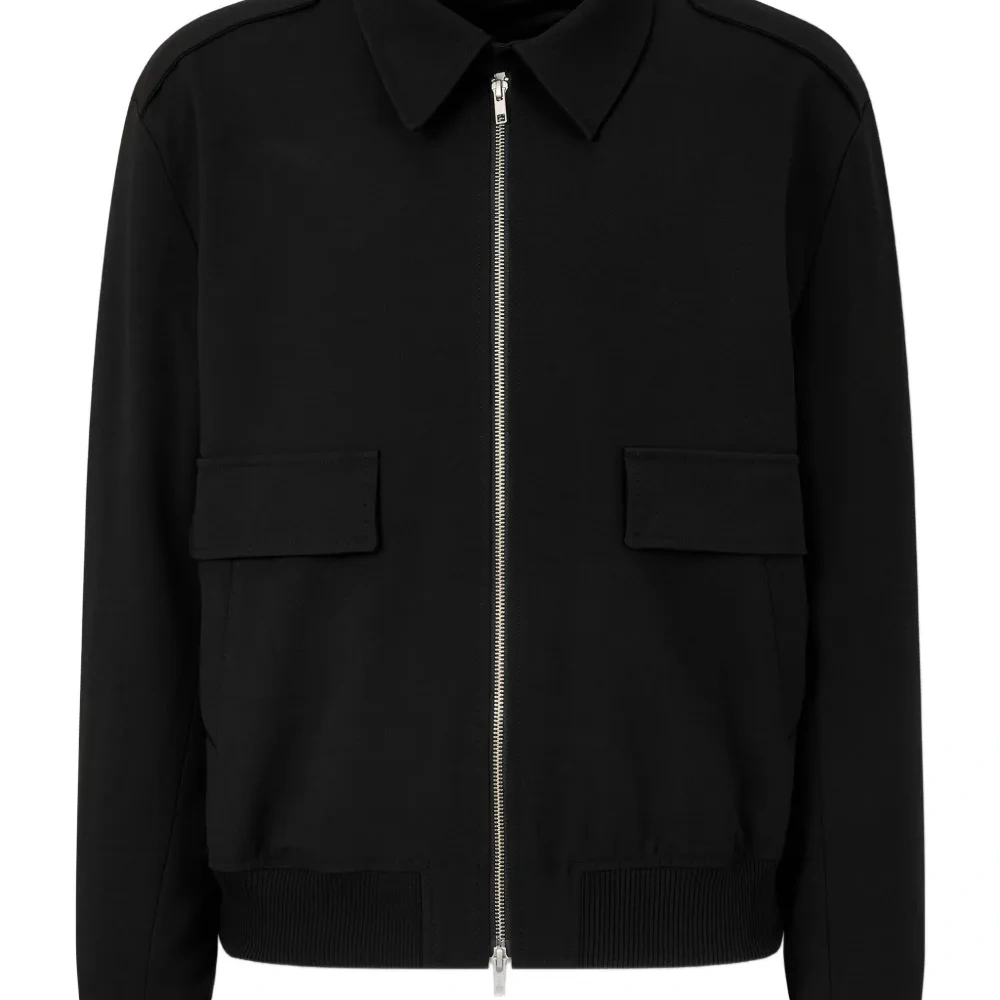 Куртка на молнии с клапанами на карманах