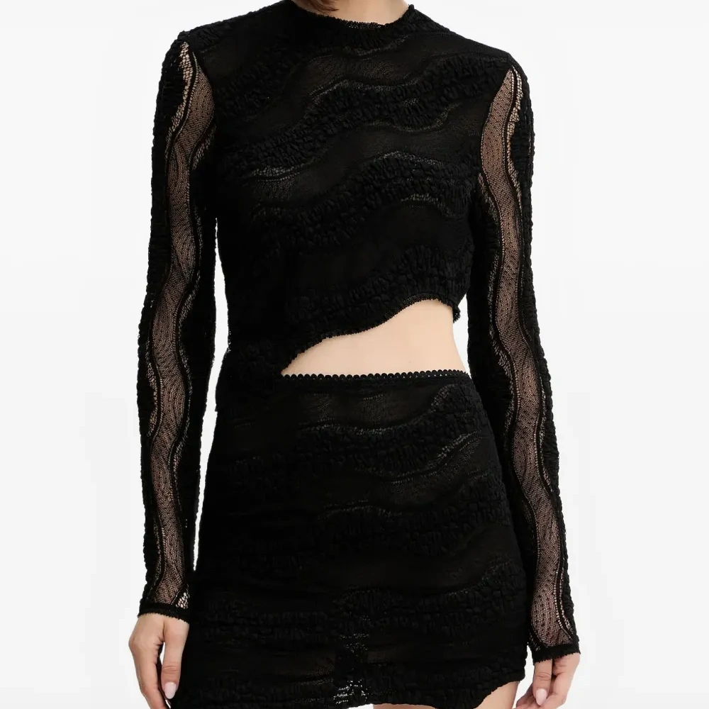 Кружевная футболка асимметричного кроя