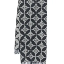 Шарф с геометрическим узором
