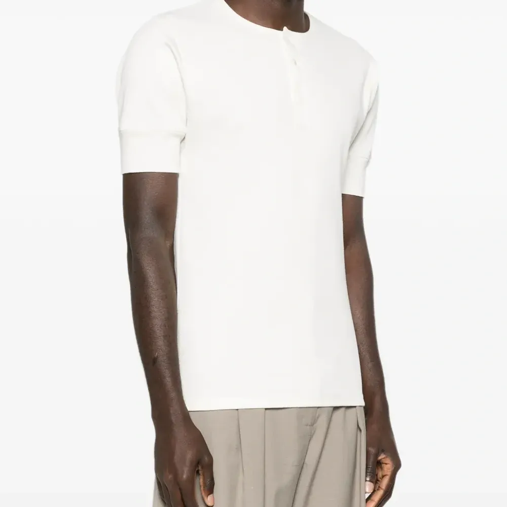 Рифленый топ в стиле Хенли