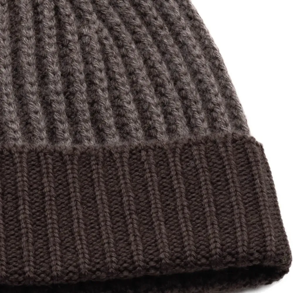 Шерстяная шапка в рубчик