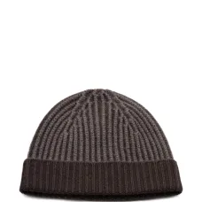 Шерстяная шапка в рубчик