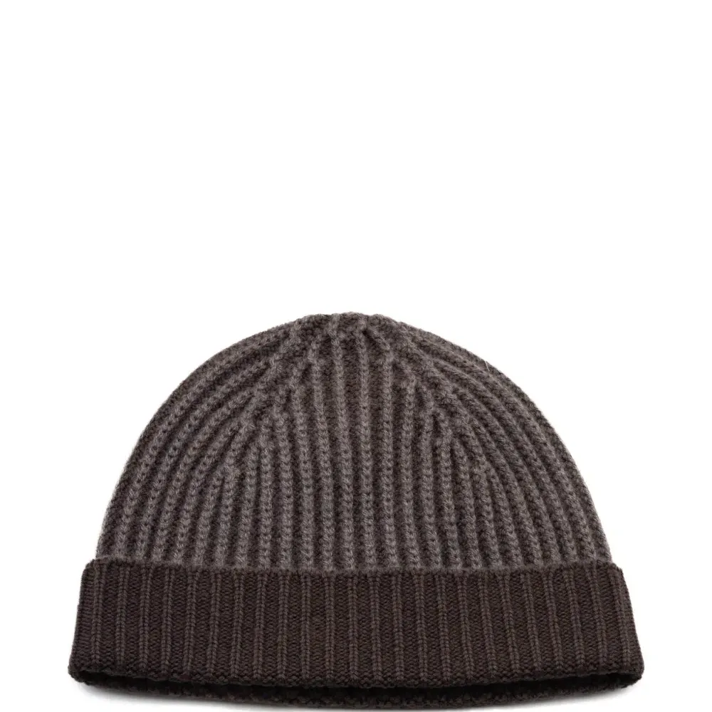 Шерстяная шапка в рубчик