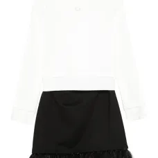 Двухцветное платье с отделкой из перьев