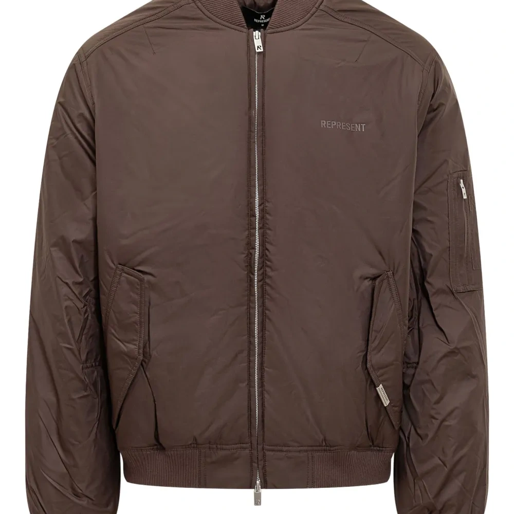 Стильная бомбер-куртка на молнии