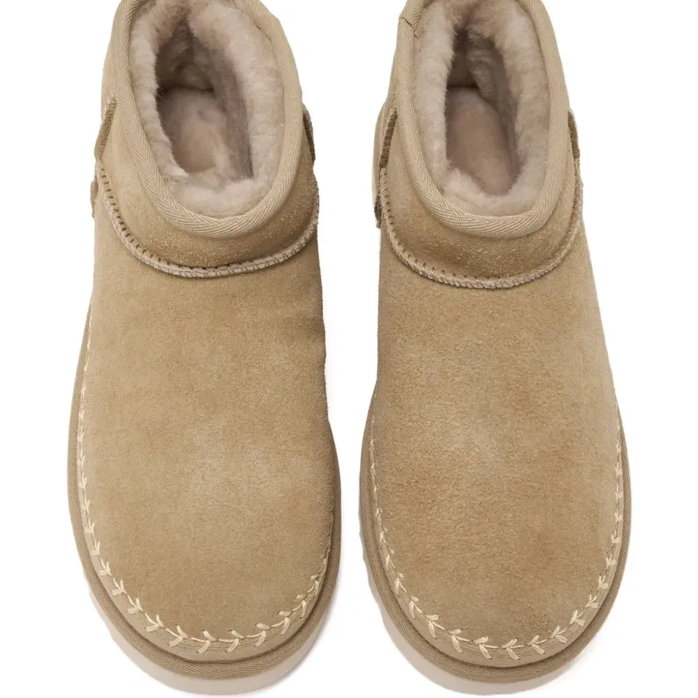 Замшевые ботинки с простроченной отделкой