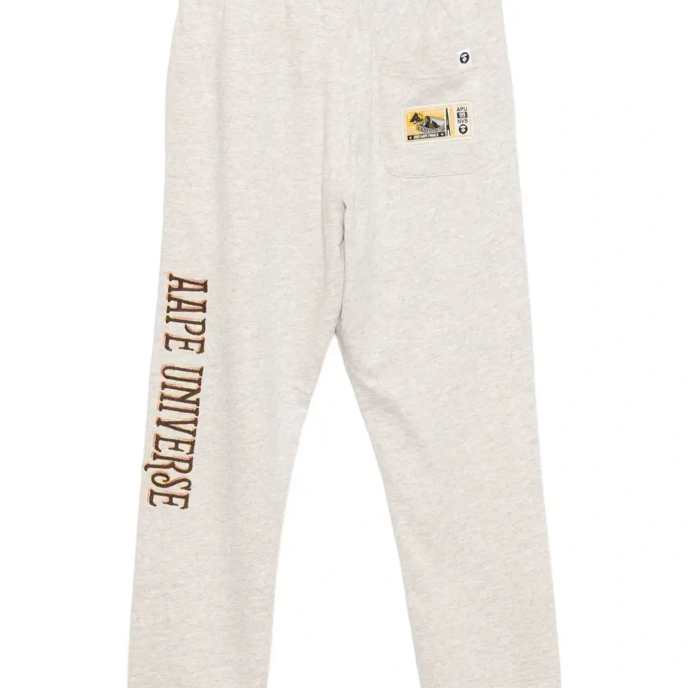 Спортивные брюки с вышитым логотипом