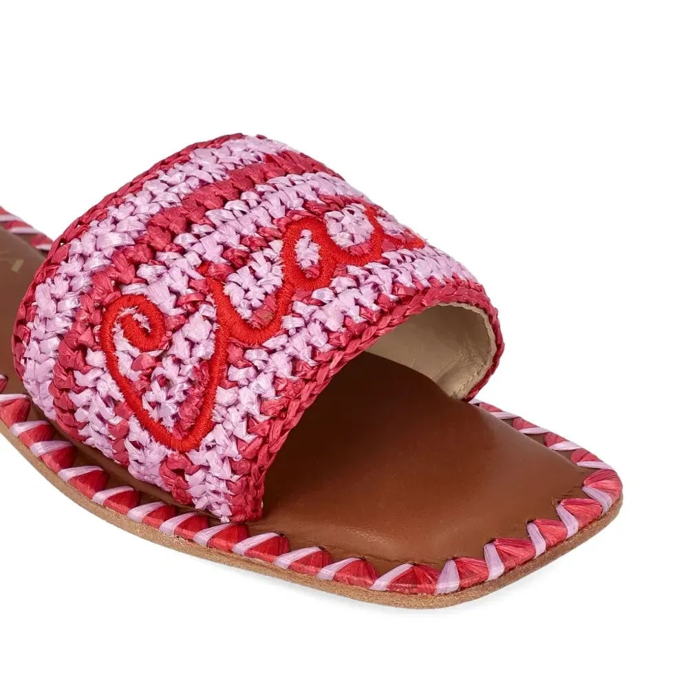 Сандалии из рафии с вышивкой на верхней части