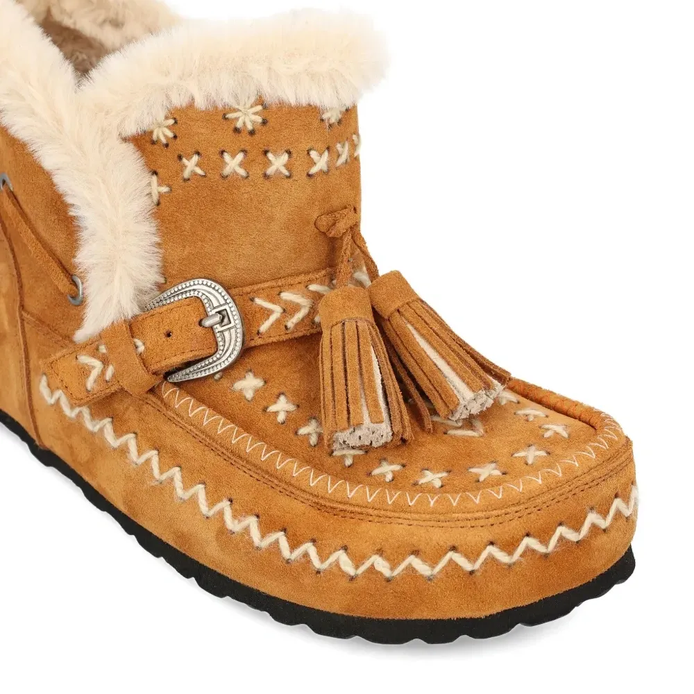 Ботинки из замши с кисточками