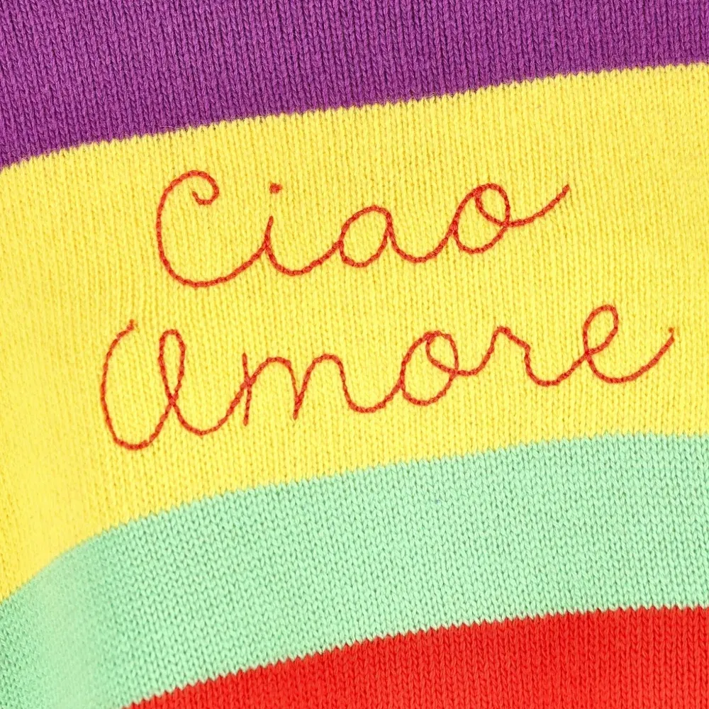 Полосатый вышитый свитер